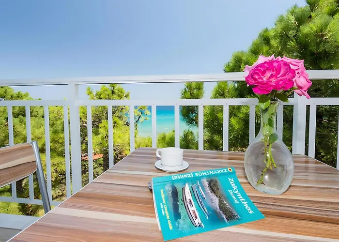 Tamar Apartments, Alikanas